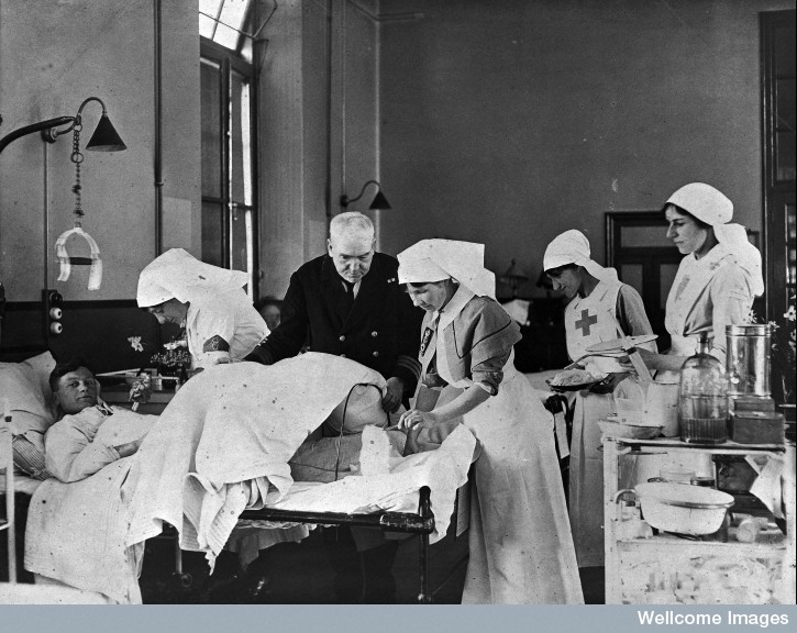 L0009336 World War I: doctor and nurse treating a wounded soldier