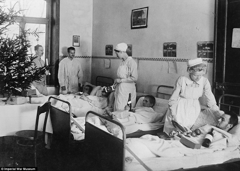 241E6D5700000578-2844718-Occasion_Nurses_distributing_gifts_to_convalescent_soldiers_in_a-a-8_1419425680082